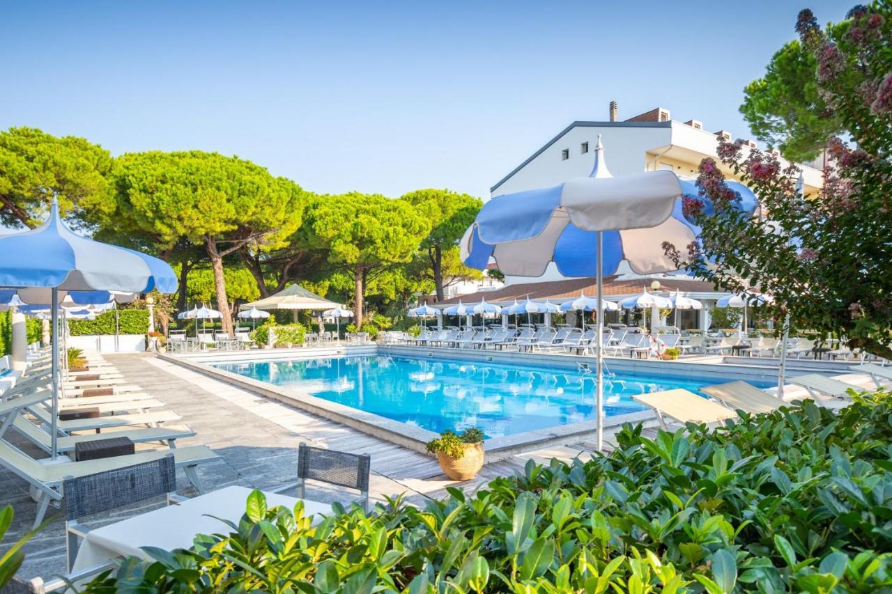 Hotel Al Cigno Lignano Sabbiadoro Bagian luar foto