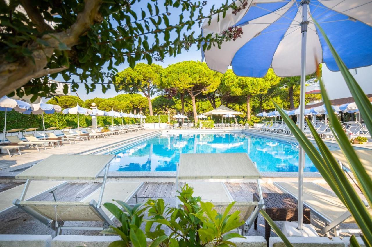 Hotel Al Cigno Lignano Sabbiadoro Bagian luar foto