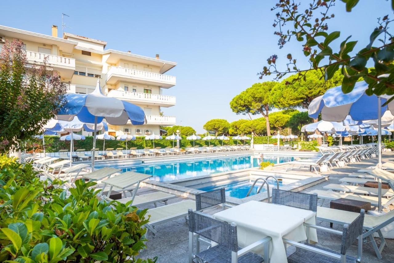 Hotel Al Cigno Lignano Sabbiadoro Bagian luar foto