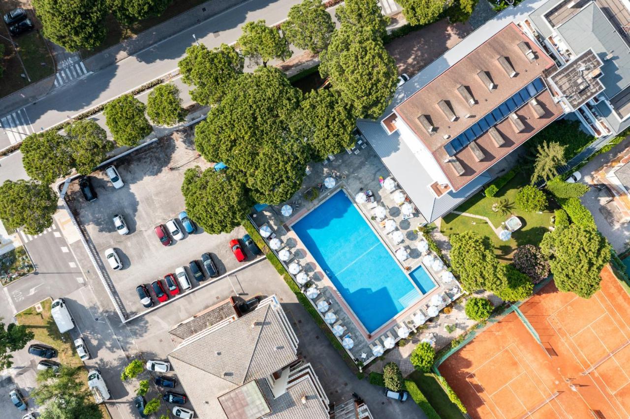 Hotel Al Cigno Lignano Sabbiadoro Bagian luar foto