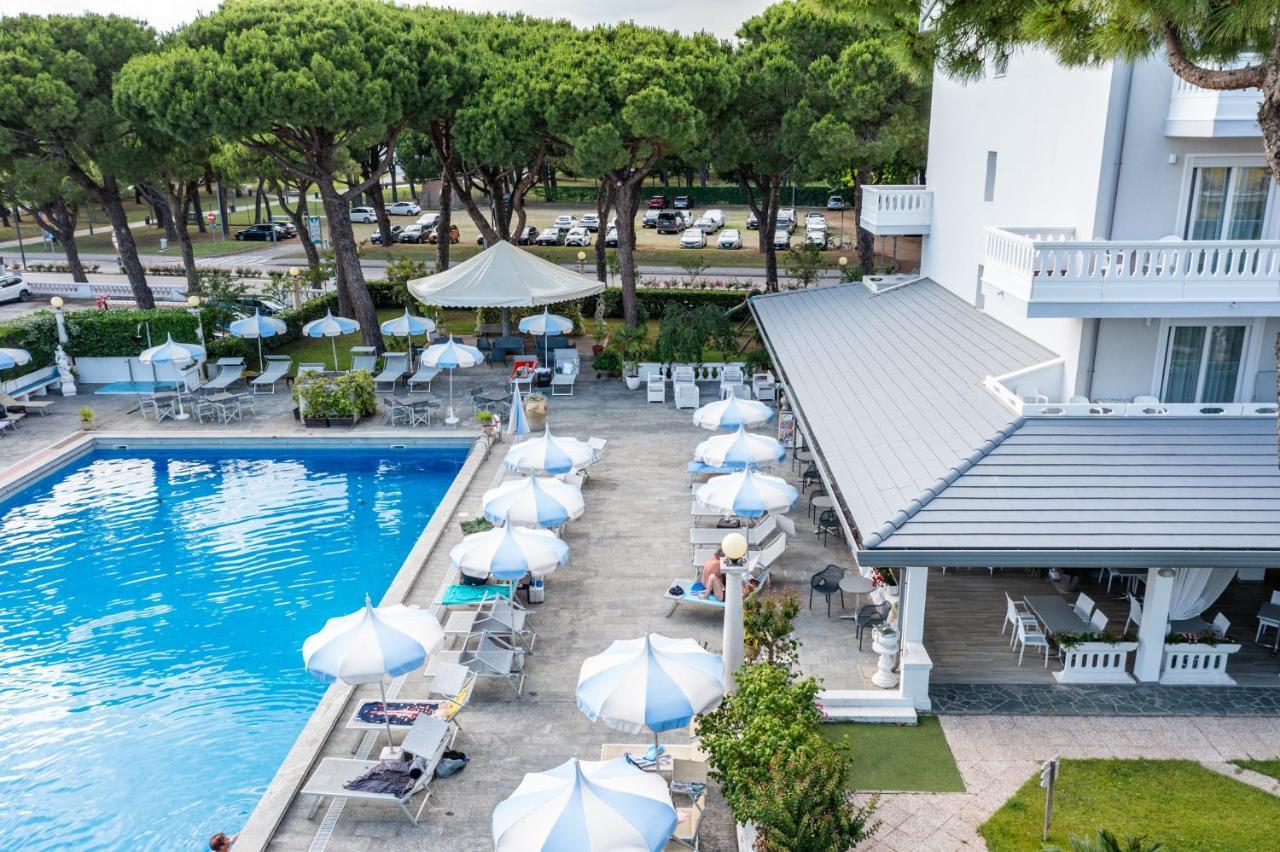 Hotel Al Cigno Lignano Sabbiadoro Bagian luar foto