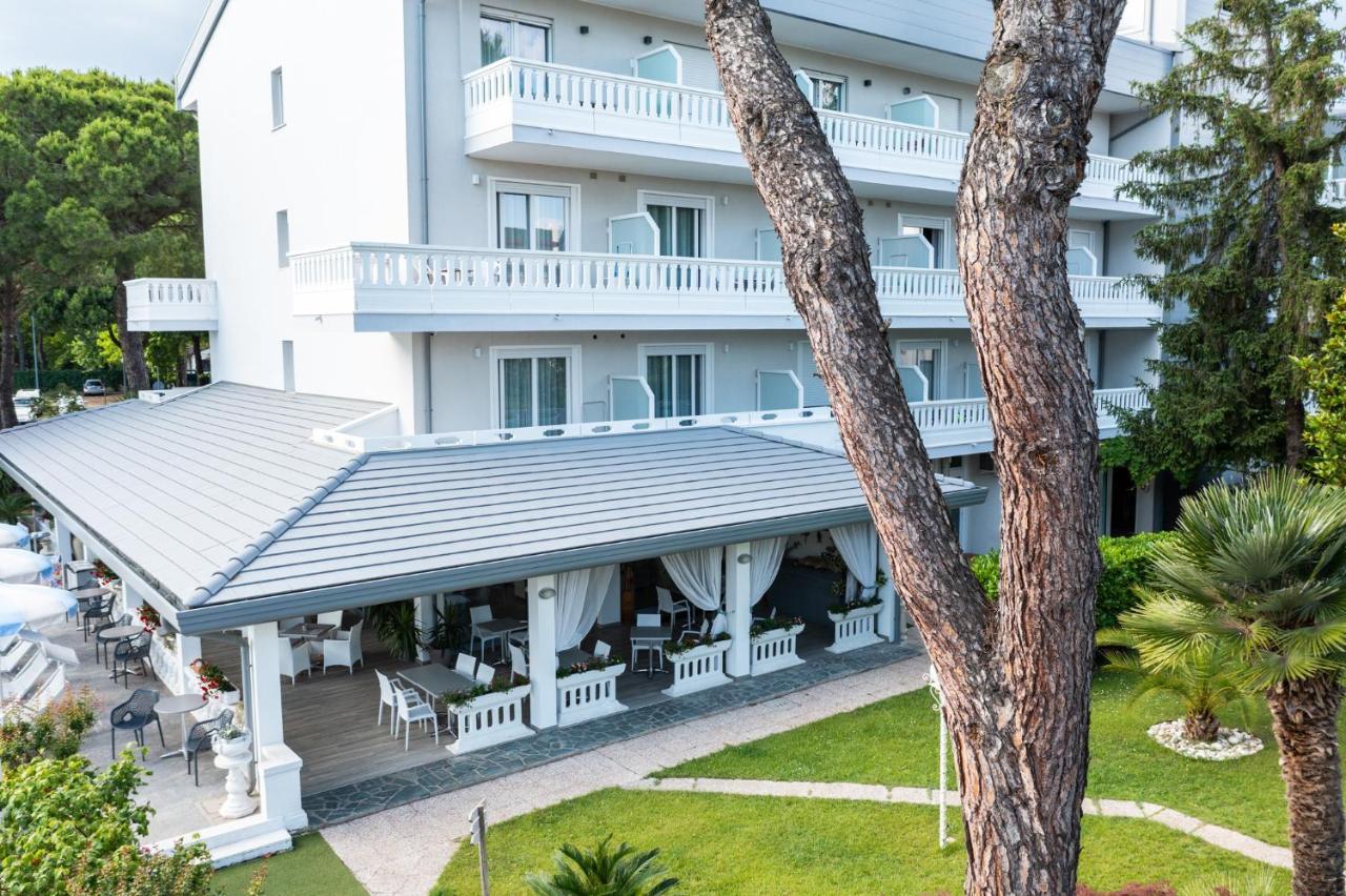 Hotel Al Cigno Lignano Sabbiadoro Bagian luar foto