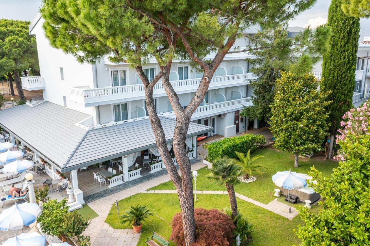 Hotel Al Cigno Lignano Sabbiadoro Bagian luar foto