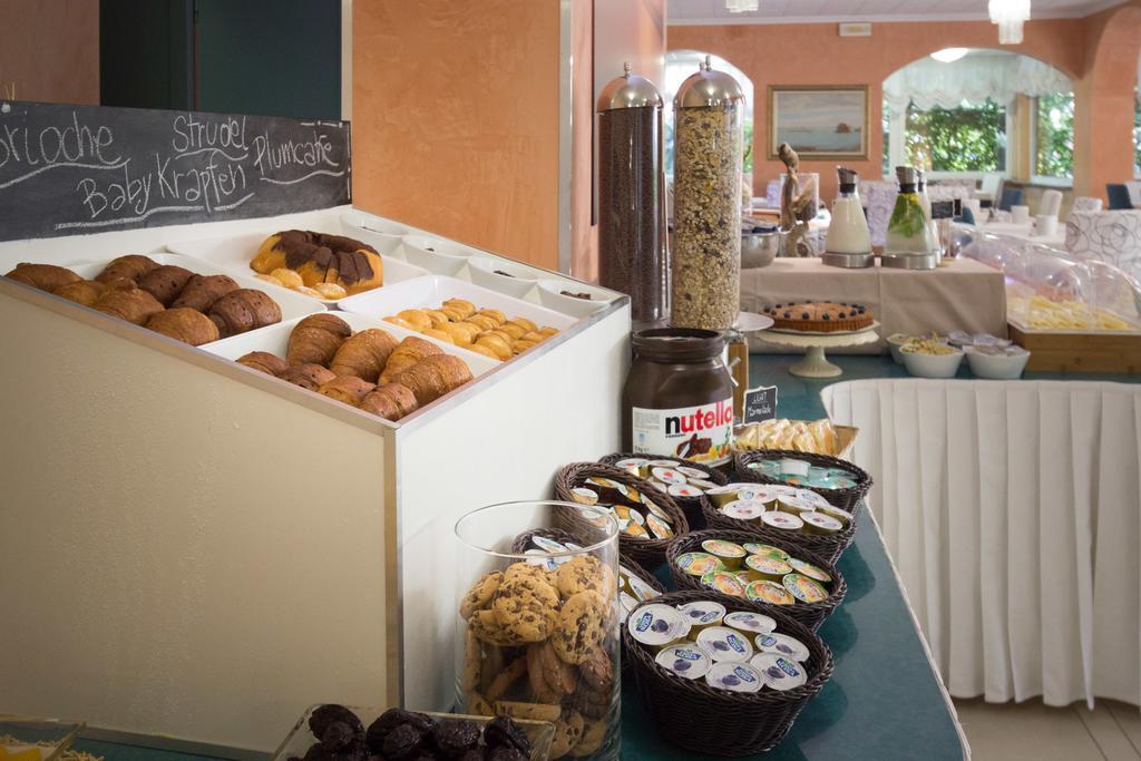 Hotel Al Cigno Lignano Sabbiadoro Bagian luar foto