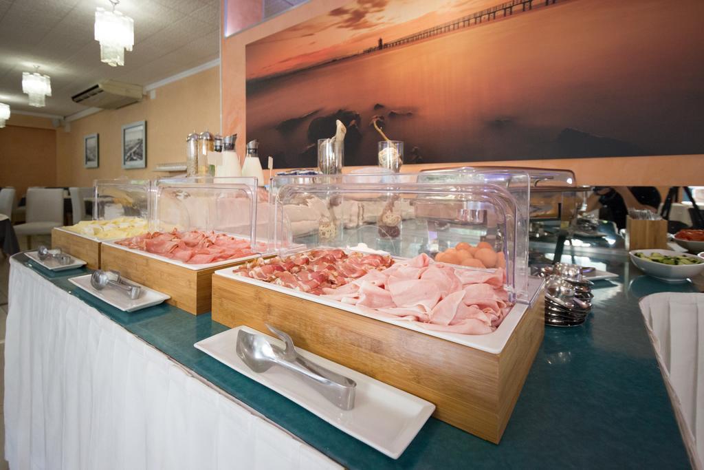 Hotel Al Cigno Lignano Sabbiadoro Bagian luar foto