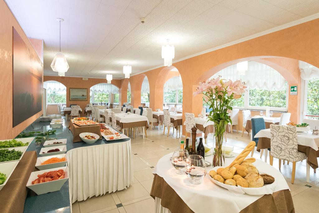 Hotel Al Cigno Lignano Sabbiadoro Bagian luar foto