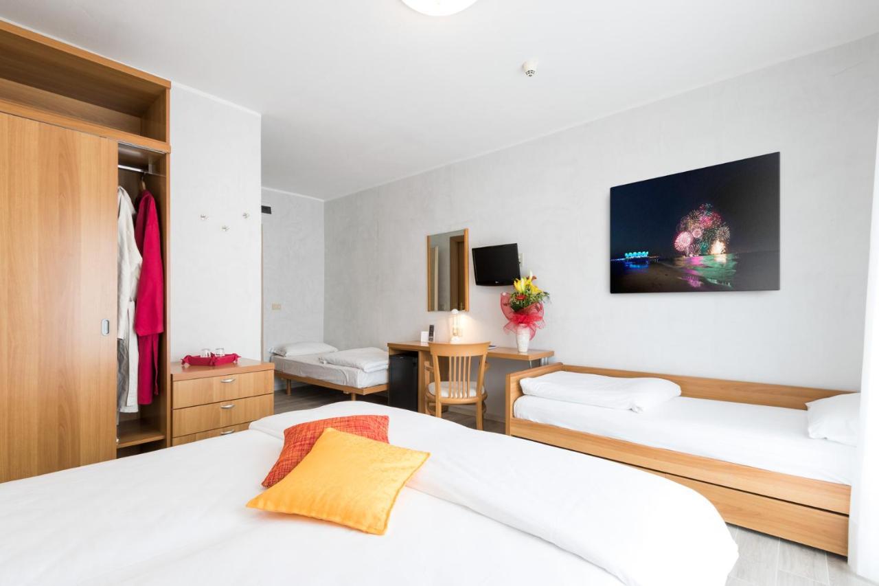 Hotel Al Cigno Lignano Sabbiadoro Bagian luar foto