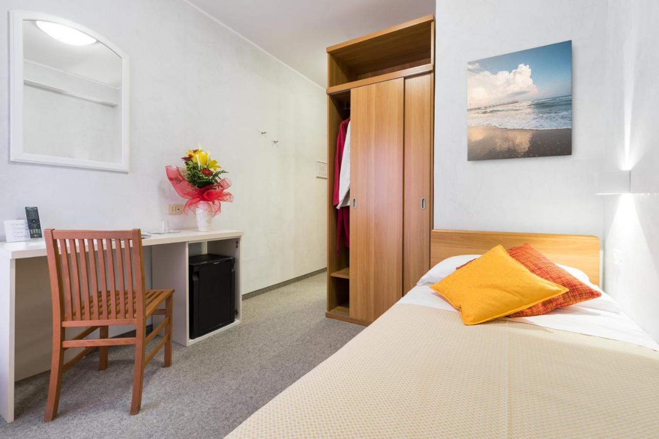 Hotel Al Cigno Lignano Sabbiadoro Bagian luar foto