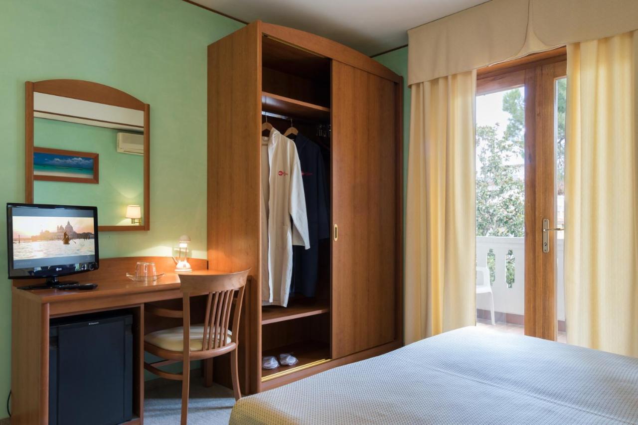 Hotel Al Cigno Lignano Sabbiadoro Bagian luar foto