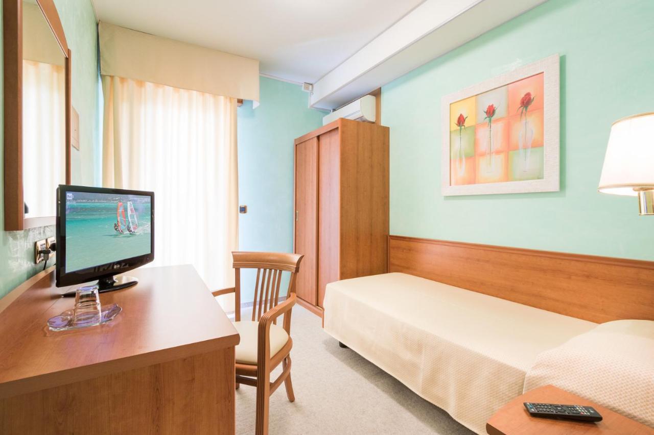 Hotel Al Cigno Lignano Sabbiadoro Bagian luar foto