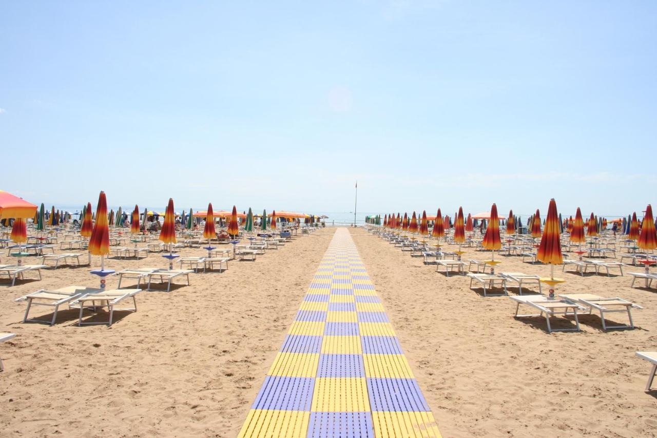 Hotel Al Cigno Lignano Sabbiadoro Bagian luar foto